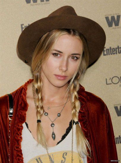 Gillian Zinser Gillian Zinser, Boho Rock, Celebrity Style Icons, How To Style Bangs, Vintage Swimsuits, Girl Inspiration, Girl Crush, New Girl, Wavy Hair