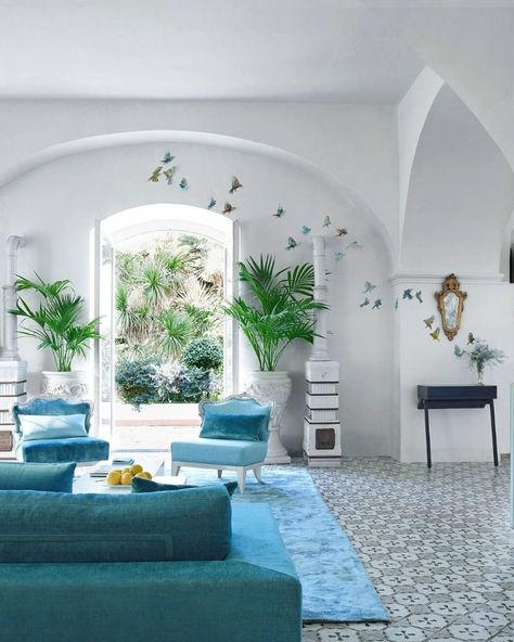 Villa-Le-Scale-A-Retreat-in-the-Italian-Amalfi-Coast-2 Villa-Le-Scale-A-Retreat-in-the-Italian-Amalfi-Coast-2 Elle Decor Magazine, Italian Interior, Luxury Restaurant, New Interior Design, Luxury Retreats, Trieste, A Living Room, Elle Decor, Luxury Apartments