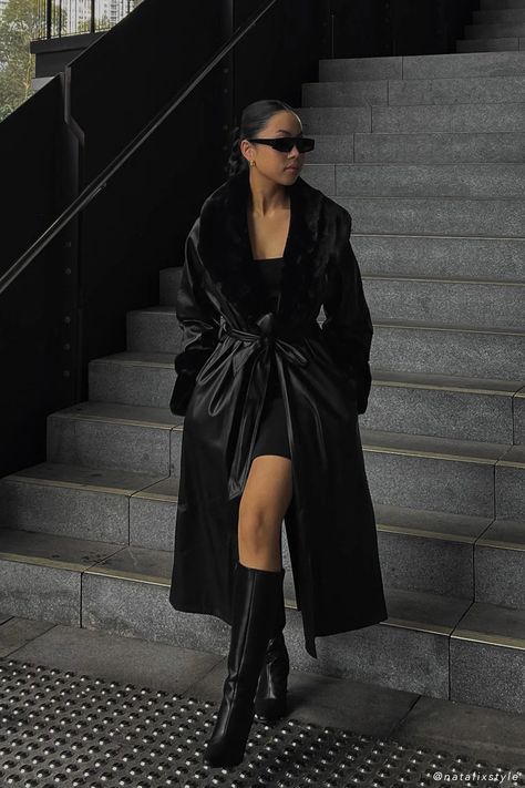 Amazing Locations, Coat With Fur Trim, Winter Mode Outfits, Coat With Fur, Looks Street Style, Fashion Designs, All Black Outfit, Coat Outfits, Mode Inspo