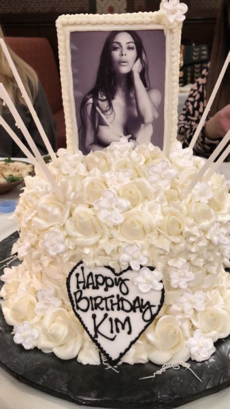 Kim Kardashian Birthday Kardashian White Cake, Kardashians Birthday Cakes, Kardashians Birthday Party, Kim Kardashian Birthday Dinner, Birthday Cake Kardashian, Kardashian Cakes Birthday, Kim Kardashian Birthday Cake, Celebrity Birthday Cakes, Kim Kardashian Birthday Party