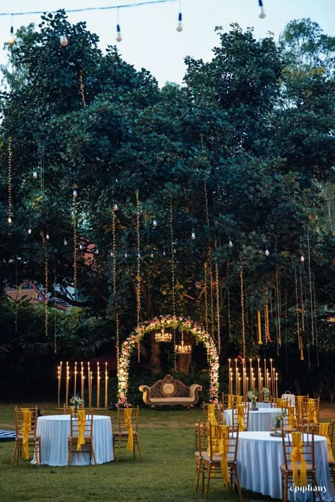 Lawn Reception Decor Indian, Evening Wedding Decor Outdoor, Indian Wedding Reception Decor, Royal Indian Wedding Decor, Elegant Engagement Party Ideas, Engagement Decorations Indian, Evening Wedding Decor, Indian Outdoor Wedding Decor, Royal Indian Wedding