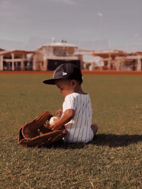 1st Birthday Baseball Theme Photo Shoot, Rookie Of The Year Photo Shoot, Rookie Year Photoshoot, Baby Baseball Photoshoot, Baseball First Birthday Pictures, Baseball Half Birthday, Baseball Photoshoot, 1st Birthday Baseball, First Birthday Board