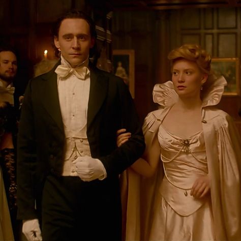 Victorian Gothic Aesthetic, Tom Hiddleston Crimson Peak, Mia Wasikowska, Crimson Peak, Movie Couples, Movie Costumes, Gowns Of Elegance, Couples Costumes, Fantasy Clothing