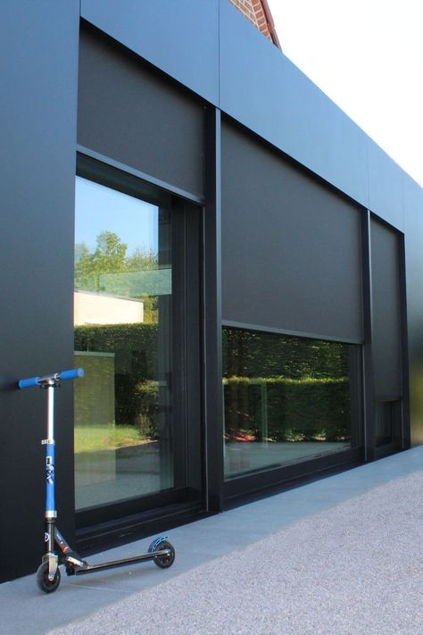 Zwarte zonwering inbouwscreens buiten aan een moderne aanbouw veranda. Bij onze Lockscreen® Integrated inbouwscreens wordt de kast volledig weggewerkt in de spouw. Ontdek alles over onze inbouwscreens: https://www.buildingshutters.com/be-nl/producten/screens/inbouwscreen-lockscreenr-integrated Exterior Blinds, Modern Window Treatments, House Window Design, Solar Screens, Modern Gate, Spanish Villa, House Blinds, Outdoor Blinds, Backyard Pavilion