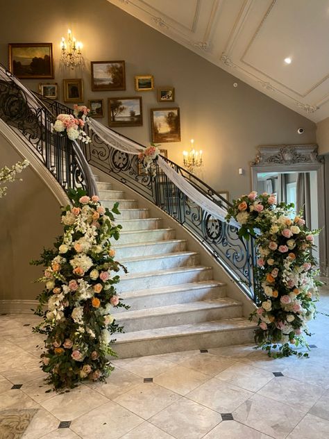 Stair Florals Wedding, Wedding Stairs Decoration Staircases, Wedding Decor For Staircase, Bridal Staircase Decor, Stairs Floral Decor Wedding, Stair Decoration Wedding, Wedding Stair Decor, Flower Staircase Wedding, Staircase Florals Wedding