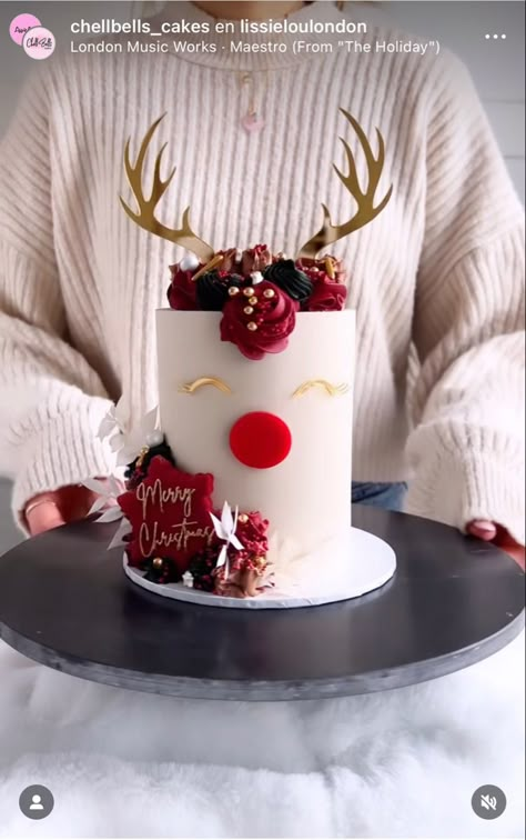 Reindeer Christmas Cake, Rudolph Cake Christmas, Reindeer Cake Ideas, Reindeer Cake Christmas, Raindeer Cake, Rudolph Cake, Christmas Desserts Cakes, Easy Christmas Cupcakes, Reindeer Cake