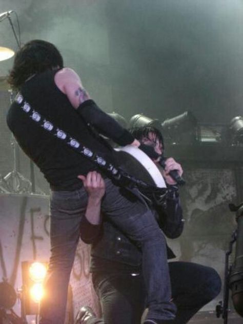 Frerard on stage Mcr Gerard, Punk Fashion Diy, Gerard And Frank, Frank Lero, Silly Bands, I Love Mcr, Frank Iero, Gerard Way, Emo Bands