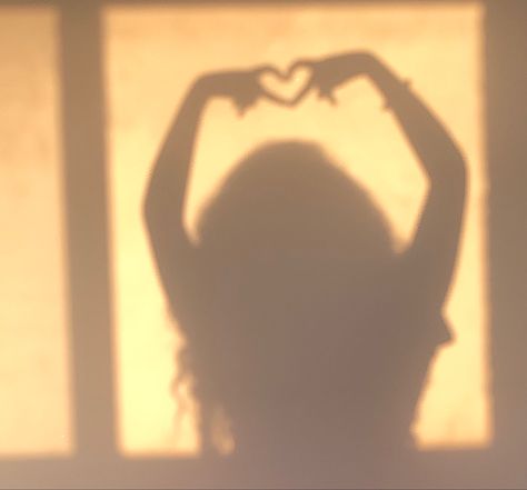 Sunset Shadow Pictures, Curly Hair Shadow Aesthetic, Aesthetic Pfp Shadow, Shadow Pictures Girly, Cute Shadow Pictures, Dancing Shadow Aesthetic, Woman Shadow Aesthetic, Glow Up Aesthetic Pictures, Shadow Aesthetic Girl