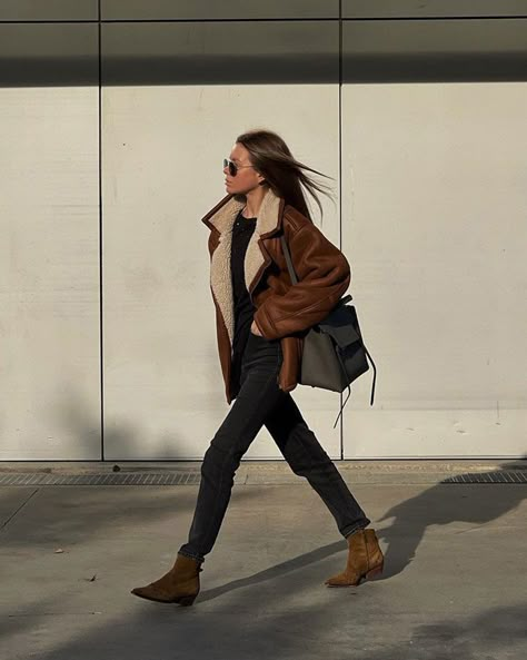 Top 35 Instagram influencer outfits round-up Isabel Marant Denvee Boots Outfit, Winter Outfits Brown Boots, Suede Booties Outfit, Brown Booties Outfit, Brown Ankle Boots Outfit, Shearling Jacket Outfit, Suede Boots Outfit, Western Business, Suede Jacket Outfit