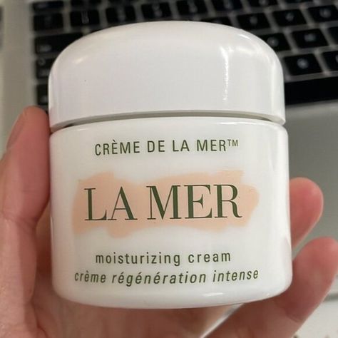 La Mer the moisturizing cream 60ml La Mer Cream, La Mer Moisturizing Cream, Chanel Hydra Beauty, Estee Lauder Advanced Night Repair, Advanced Night Repair, Hydrating Cream, Estee Lauder, Luxury Skincare, Korean Skincare