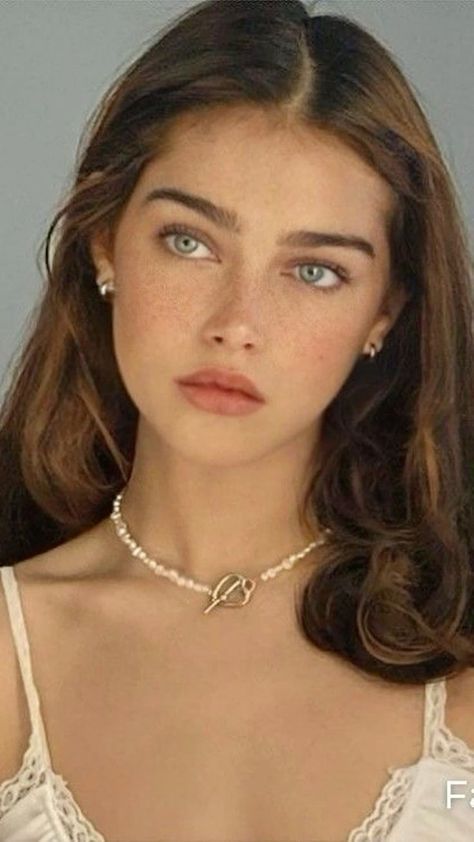 Romantic Ingenue Makeup, Soft Features Face, Smokey Silver Eye Makeup, Ingenue Makeup, Old Money Makeup, Olive Skin Makeup, Italian Makeup, Brunette Green Eyes, Feminine Makeup