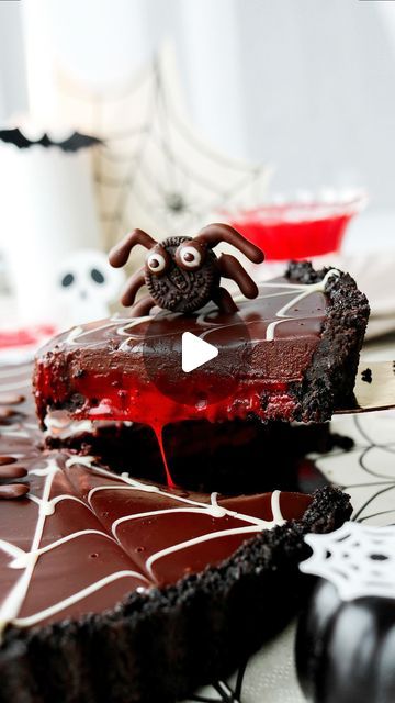 Holly Jade | —-> Recipe is on my website: thelittleblogofvegan.com 🕷️

Vegan , No-Bake & only 7 ingredients! 
Prepare to be SPOOKED with this scarily... | Instagram Chocolate Spiders, Spider Cake, Caramel Filling, Spider Decorations, Spooky Food, Ig Bio, Pumpkin Spice Cake, Halloween Baking, Chocolate Oreos