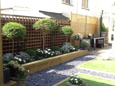 Raised bed and Venetian fence panels. Townhouse Backyard, Modern Yard, Design Per Patio, Back Garden Design, Diy Raised Garden, Garden Area, Garden Makeover, Garden Shrubs, Contemporary Garden