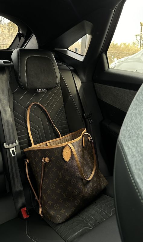 Lv Bags Louis Vuitton Handbags, Lv Tote, Purse Outfit, My Style Bags, Girly Bags, What In My Bag, Fancy Bags, Bags Aesthetic, Women Men Shoes