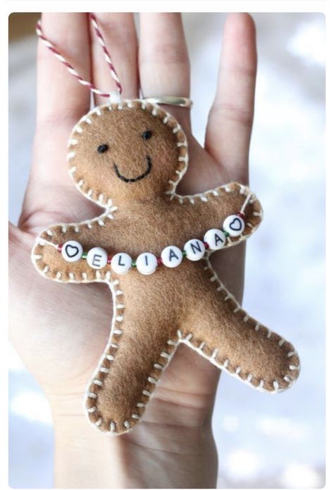 Decoracion Navidad Diy, Felt Gingerbread Man, Christmas Felt Ornaments, Gingerbread Man Decorations, Felt Gingerbread, Diy Felt Christmas Ornaments, October Ideas, Baby Mobil, Gingerbread Christmas Decor