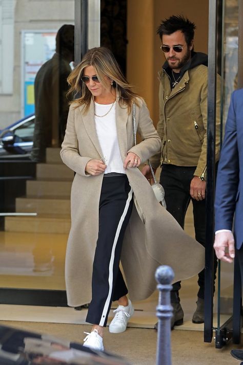 Coordinates Outfits, Jennifer Aniston Style, Formal Coat, Look Adidas, Streetwear Chic, Justin Theroux, Chic Coat, Sporty Outfits, Sporty Chic