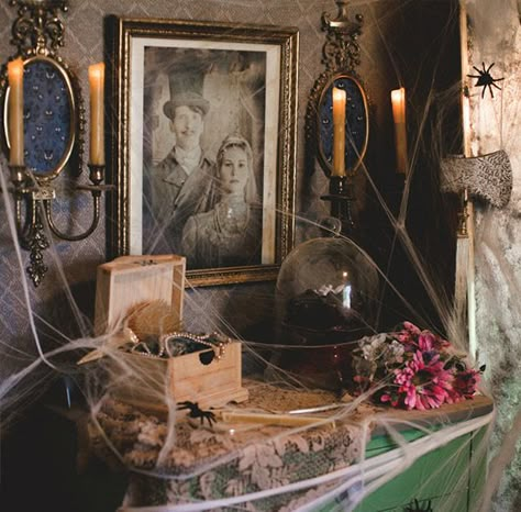 Haunted Mansion Bride, Haunted Mansion Party, Haunted Mansion Decor, Mansion Party, Haunted Mansion Halloween, Decoration Vitrine, Halloween Decor Diy, For Better Or For Worse, Adornos Halloween