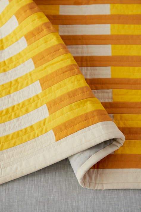 Easy Stripe Quilt, Yellow Patchwork Quilt, Modern Quilts Using Solids, Modern Improv Quilts, Simple Modern Quilt Patterns, Cool Quilt Patterns, Modern Patchwork Quilt, Strip Quilt Patterns Easy, Yellow Quilts Ideas