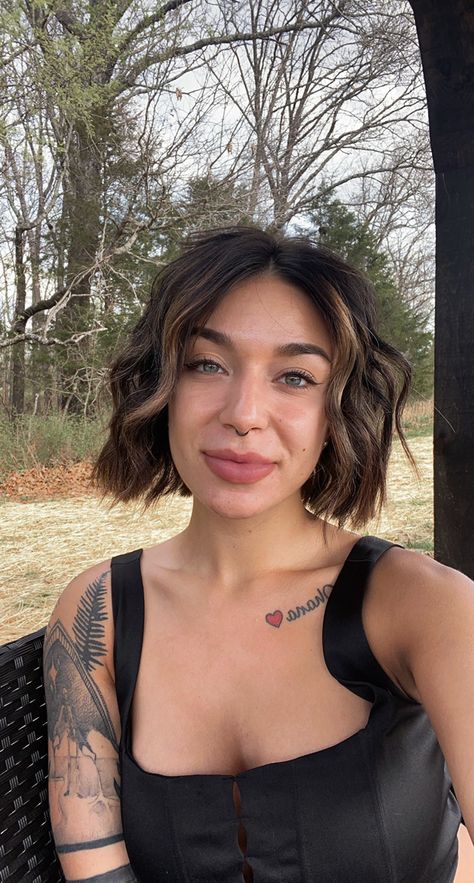 Short Brown Bob With Money Piece, Brown Bob With Money Piece, Brunette Hair Money Piece, Bob With Money Piece, Dark Hair Money Piece, Short Chin Length Hair, Hair Money Piece, Short Brown Bob, Chin Length Cuts