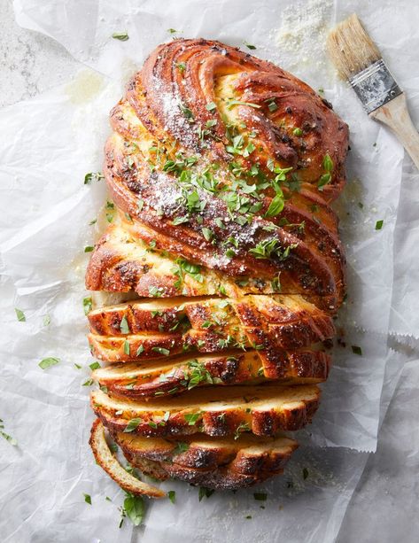 Spaghetti Sides Dishes, Swirl Bread, Swirled Bread, Fresh Oregano, Garlic Recipes, Herb Butter, Garlic Herb, Dried Tomatoes, Fresh Garlic