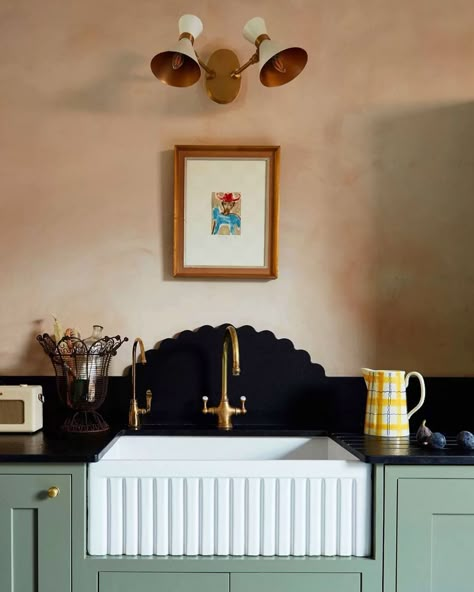 scalloped-backsplash-kitchen-sink-matilda-goad-london-home-flat-soapstone Matilda Goad, Powder Room Design, London Flat, West Elm, Kitchen Backsplash, First Home, House Inspiration, A Kitchen, Bed Design