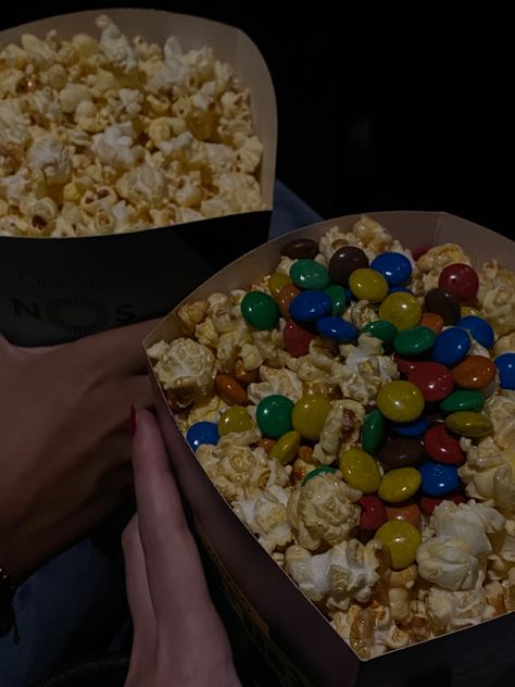 Movie Theater Snacks, Cinema Popcorn, Movie Night Popcorn, Sweet Popcorn, Movie Popcorn, Movie Snacks, Popcorn Bar, Food Babe, Healthy Lifestyle Food