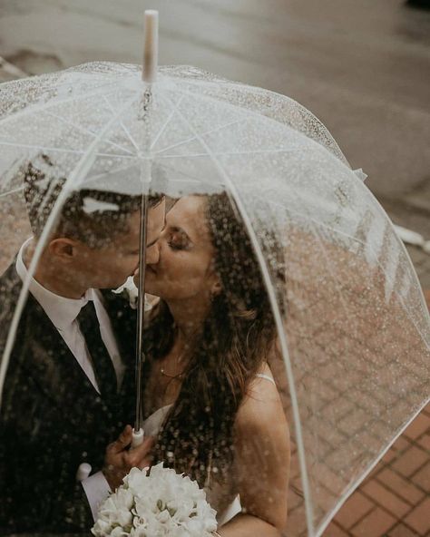 Umbrella Wedding Pictures, Umbrella Wedding Photos, Rain Wedding Photos, Rain Kiss, Rainy Photoshoot, Rainy Engagement Photos, Rainy Wedding Photos, Courthouse Wedding Photos, Rain Wedding