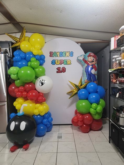 Super Mario Balloon Decor Set up! Mario Birthday Party Balloon Arch, Super Mario Bros Balloon Arch, Mario Balloon Decorations, Mario Balloon Garland, Super Mario Balloons, Super Mario Balloon Garland, Mario Balloon Arch, Mario Party Backdrop, Super Mario Backdrop