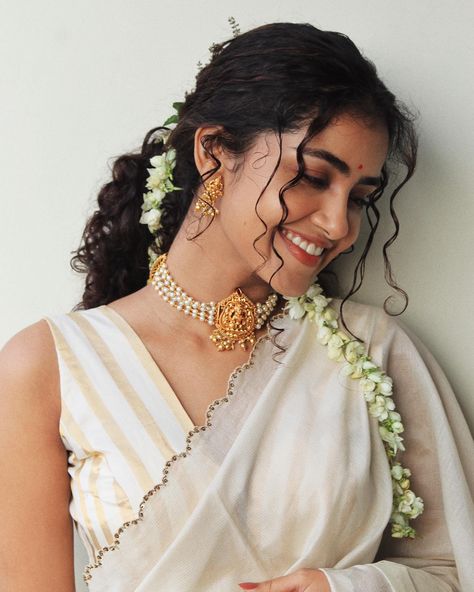 Onam Outfits, Traditional Hairstyle, Fancy Sarees Party Wear, Anupama Parameswaran, Saree Poses, Curly Hair Styles Easy, Short Hair Tutorial, Indian Actress Hot Pics, Saree Look