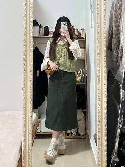 Outfit Ideas Green, Green Skirt Outfits, Modest Winter Outfits, Rok Outfit, Outfit Everyday, Muslim Outfits Casual, Korean Casual Outfits, Everyday Fashion Outfits, Stylish Outfit