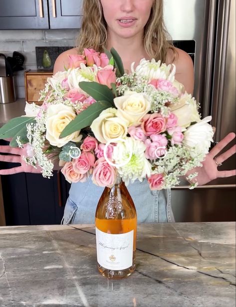 Put a square piece of styrofoam soaked in water on top of bottle Flower Bouquet And Wine Bottle Gift, Wine With Flowers On Top, Champagne Bottle Flowers Bouquet, Wine Bottle With Flowers On Top, Bottle Flower Arrangements, Bottle Bouquet, Wine Bottle Bouquet, Wine Bottle Flowers, Stella Rose