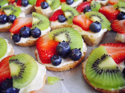 Mexican Wedding Fruit Pizza Fruit Pizzas, Mexican Fruit, Wedding Fruit, Shower Appetizers, Mini Fruit Pizzas, Pizza Cooking, Décoration Baby Shower, Bar Desserts, Fruit Pizza Recipe