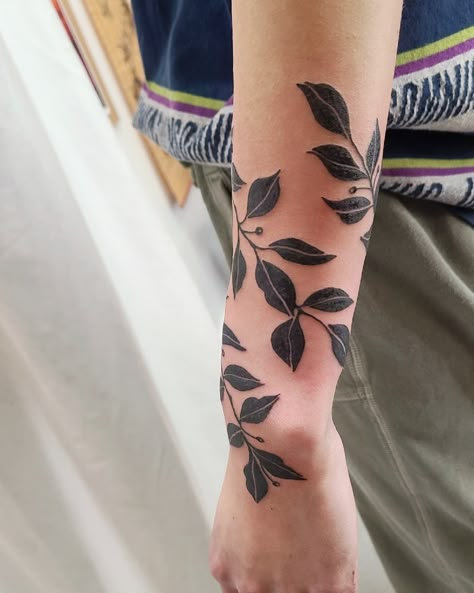 Hand Wrist Wrap Tattoo, Fern Arm Wrap Tattoo, Creeping Vine Tattoo, Black Ivy Tattoo, Black Botanical Tattoo, Black Vine Tattoo, Tattoos Around Wrist, Vine Around Wrist Tattoo, Knee Vine Tattoo