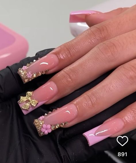 Pink Nails Medium, Pink And Gold Nails, Quinceanera Nails, Hard Nails, Gold Nail, Colored Acrylic Nails, Girly Acrylic Nails, Her Nails, Simple Acrylic Nails