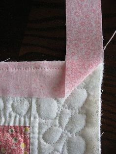 Binding Tips, Sewing Mitered Corners, Quilt Binding Tutorial, Binding A Quilt, Quilt Corners, Sewing Binding, Binding Tutorial, Duck Baby, Quilt Borders