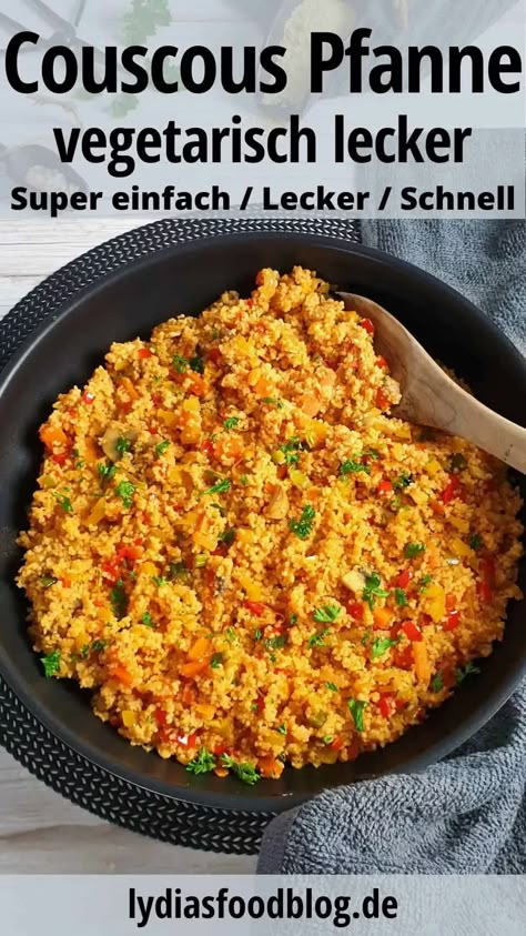 Die Couscous Pfanne mit viel Gemüse ist ein ideales Fitnessessen nach dem Sport, super schnell und einfach. Auch perfekt geeignet als Meal Prep, zum Mitnehmen ins Büro. Denn auch kalt ist der Couscous immer noch ein Genuss. Leicht, würzig und super schnell in 30 Minuten gezaubert. Du kannst den Couscous auch durch Bulgur ersetzen, das schmeckt genauso lecker und ist ebenso einfach und schnell. #couscous #gemüse #pfannengericht #couscouspfanne #lowcarb #einfach #gesund #kochen #rezepte #... Law Carb, Healthy Food Choices, Couscous, Veggie Recipes, Healthy Lunch, Workout Food, Food Inspiration, Quinoa, Food Videos