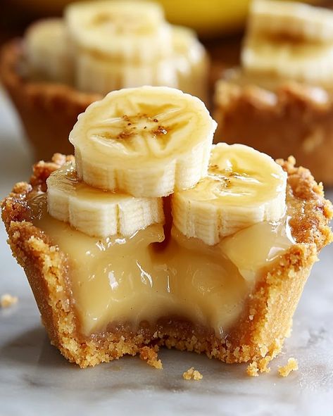 No-Bake Mini Banana Cream Pies - Easy & Delicious Quick Yummy Dessert Recipes, No-bake Mini Banana Cream Pies Recipe, Banana No Bake Recipes, Quick And Easy Dessert Recipes No Bake, Banana Dessert Ideas, No Baking Desserts, No Bake Desserts Easy Quick, Mini French Silk Pie, Individual Banana Pudding Cups