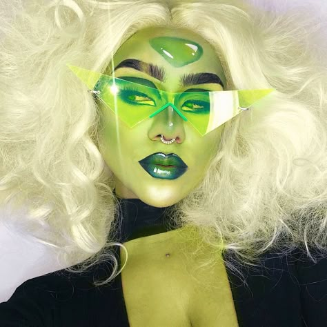 Colored Contacts Halloween, Alien Halloween Costumes, Contacts Halloween, Alien Eyes, Steven Universe Cosplay, Halloweenský Makeup, Alien Makeup, Alien Party, Alien Halloween