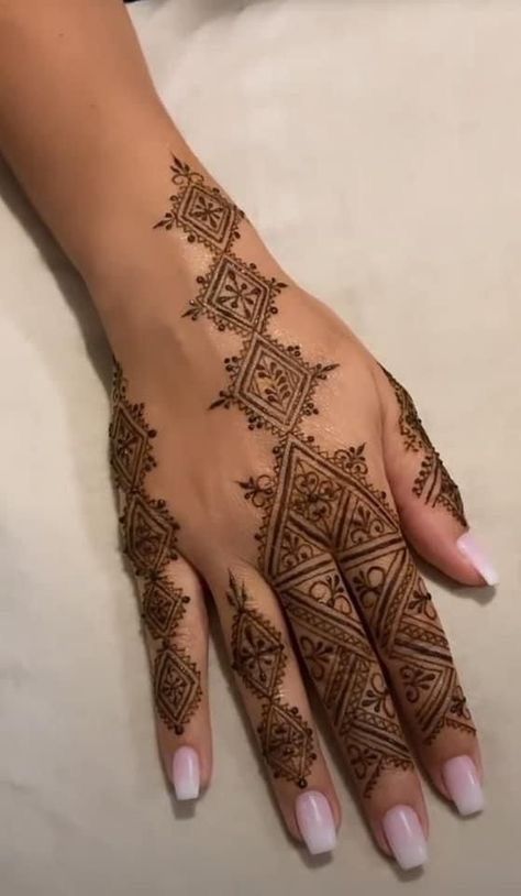 North African Henna, Mendhi Designs 2023, Square Henna Design, Henna Tattoo Designs Foot, Henna Eid, Henna Mehndi Designs, Fashion Outfits Winter, Moroccan Henna, Cute Henna Designs