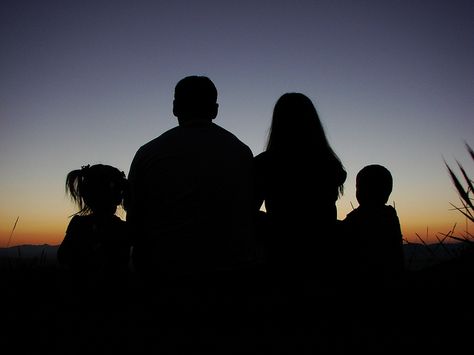 Family Silhouette at sunset Family Of 4 Silhouette, Family Photo Silhouette, Shadow Family Pictures, Family Photos Silhouette, Family Silhouette Photography, Family Of Four Silhouette, Family Siluet, Family Sillouhette, Family Shadow Picture