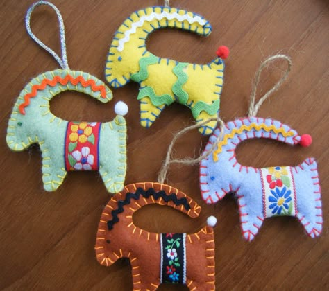 Yule Traditions, Yule Goat, Felt Crafts Christmas, Felt Christmas Decorations, Felt Christmas Ornaments, Christmas Sewing, Handmade Christmas Ornaments, Christmas Ornaments To Make, Christmas Toys