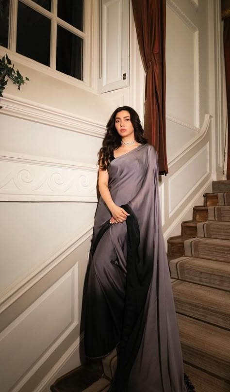 Marathi Saree Look, Mahira Khan Dresses, Marathi Saree, Bridal Boutique Interior, Black Anarkali, Saree Drape, Desi Attire, Stylish Kurtis, Simple Dress Casual