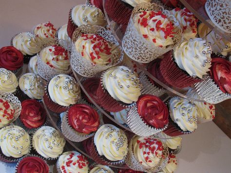 Red And Silver Cupcakes, Red White And Silver Wedding, Wedding Ideas Red, Red Silver Wedding, Harley Wedding, Desert Bars, Pink Bridal Party, Blush Wedding Centerpieces, Wedding Cupcake Display