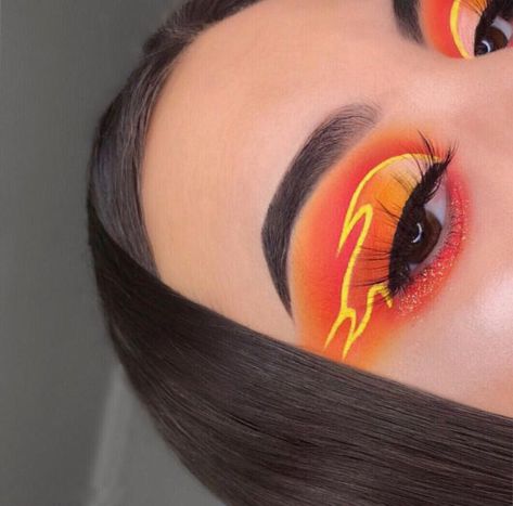 Maquillajes para cuando podamos salir a perrear hasta el suelo Fire Makeup, Halloweenský Makeup, Make Up Designs, Drag Make-up, Orange Makeup, Eye Makeup Looks, Makijaż Smokey Eye, Eye Makeup Designs, Colorful Eye Makeup