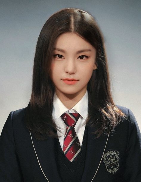 Yeji Id Photo, Yeji School Photo, Yeji Uniform School, Kpop School Photo, Hyunjin School Uniform, Txt Ot5, Itzy Wallpaper, Idol Girl, Au Ideas