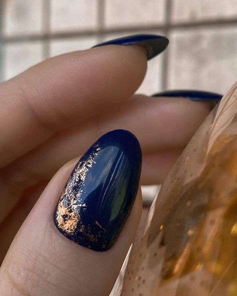 Blue Nails With Gold Accent, Gold And Navy Blue Nails, Blue And Orange Nail Ideas, Dark Blue Nails With Gold, Sapphire Nails Design, Navy And Gold Nails, Nails Blue And Gold, Almomd Nails, Classy Gel Nails