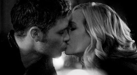 Klaus E Caroline, Diary Movie, The Vampire Diaries Characters, Klaus And Caroline, This Kind Of Love, Vampire Diaries Wallpaper, Vampire Diaries Funny, Vampire Diaries Cast, Original Vampire