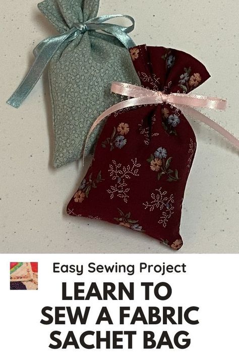 How to make a fabric sachet bag with this free tutorial. Fill the sachet bag with lavender or potpourri. These make nice gifts for friends, teachers, hostess, etc. Potpourri Sachets Diy, Lavender Sachets Ideas, Lavender Bags Ideas Diy, Diy Sachets, Diy Grocery Bags, Potpourri Sachets, Drawer Sachets, Sewing Machine Instructions, Sewing Easy