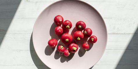 4 Health Benefits of Radishes | Health.com Benefits Of Radishes, Radishes Benefits, Hemp Seed Benefits, Health Benefits Of Radishes, Health Benefits Of Carrots, Eat For Energy, Carrot Benefits, Eating Carrots, Edible Seeds