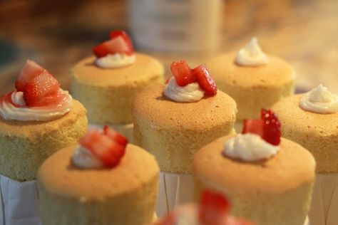 Cheesecake Japanese, Slice Of Cheesecake, Strawberries And Whipped Cream, Cheescake Recipe, Cheesecake Frosting, Milk Bread Recipe, Japanese Cheesecake, Love Japanese, Cupcake Tray